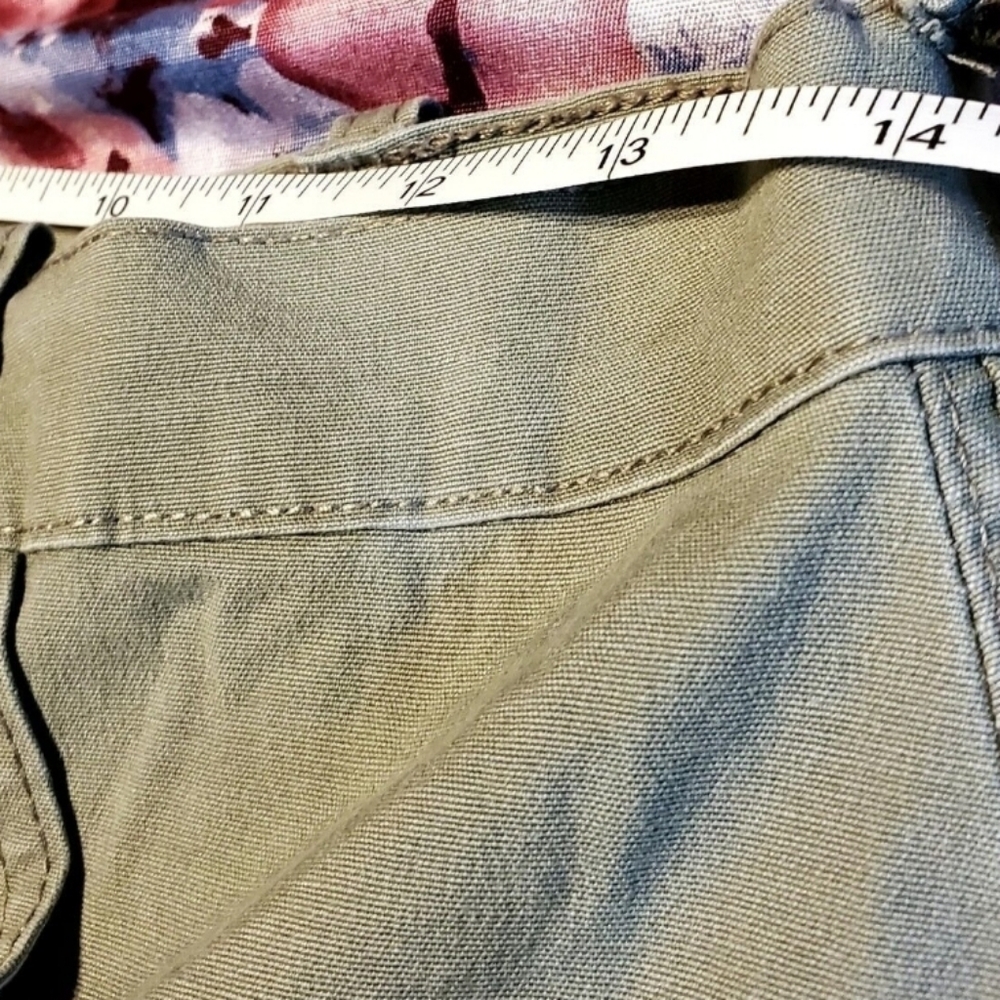 Gloria Vanderbilt Women's Olive Green Capri Pants EUC Size 8 - Picture 7 of 10